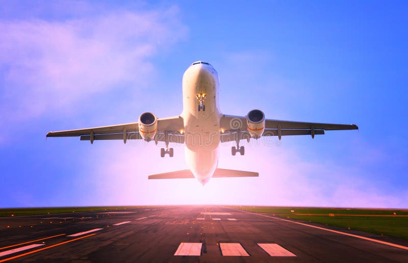 Flaches Fliegen des Passagierflugzeugs vom Flughafenrollbahngebrauch für das Reisen und Fracht, Frachtindustriethema