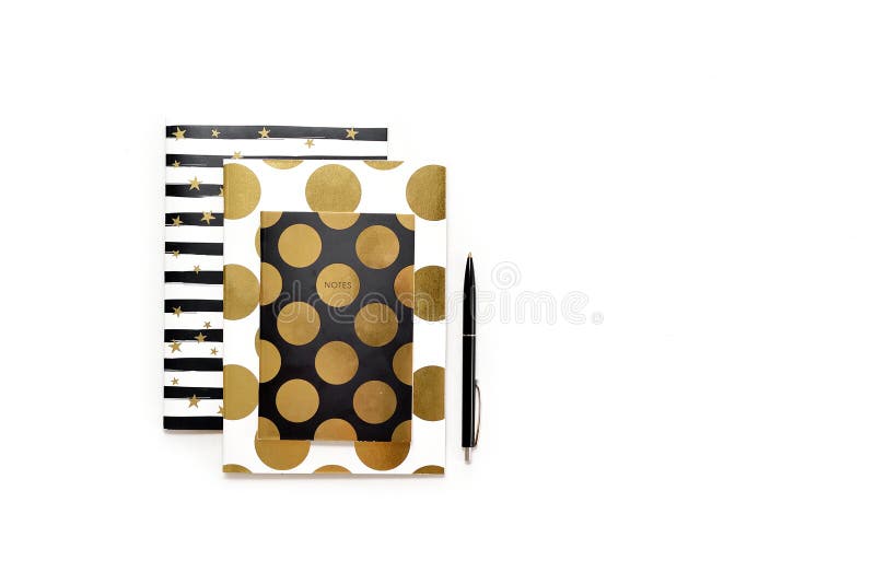 Flaches Lagefoto des minimalistic weißen Schreibtischs mit stilvollen Goldnotizbüchern kopieren Raumhintergrund lizenzfreies stockbild Flaches Lagefoto des minimalistic weißen Schreibtischs mit stilvollen Goldnotizbüchern kopieren Raumhintergrund lizenzfreies stockbild