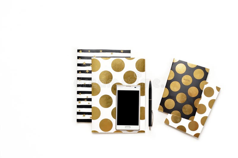 Flaches Lagefoto des minimalistic weißen Schreibtischs mit Telefon und stilvolle Goldnotizbücher kopieren Raumhintergrund stockbilder Flaches Lagefoto des minimalistic weißen Schreibtischs mit Telefon und stilvolle Goldnotizbücher kopieren Raumhintergrund stockbilder