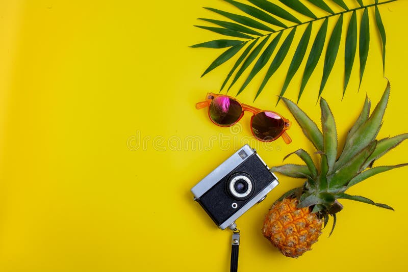 Flaches Lagereisendzubehör auf gelbem Hintergrund Draufsichtreise oder Ferienkonzept stockfoto Flaches Lagereisendzubehör auf gelbem Hintergrund Draufsichtreise oder Ferienkonzept stockfoto
