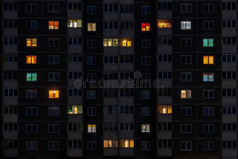 Flaches Nachtpanorama von mehrfarbigem Herzlicht in Fenstern von mehrstöckigen Gebäuden als Konzept für ein Paar in Liebe stockfotografie
