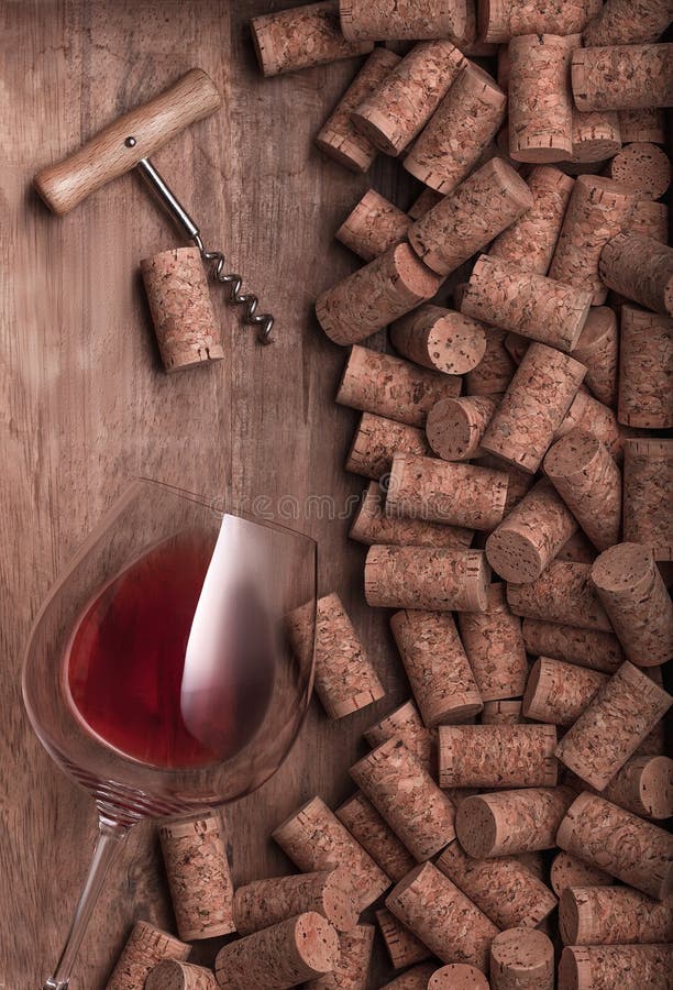 Flachglas-Leuchten mit Rotwein, Korkenzieher und Korkschraube mit Korken auf HolzHintergrund Weinposter-Konzept-Mockup stockfotografie Flachglas-Leuchten mit Rotwein, Korkenzieher und Korkschraube mit Korken auf HolzHintergrund Weinposter-Konzept-Mockup stockfotografie