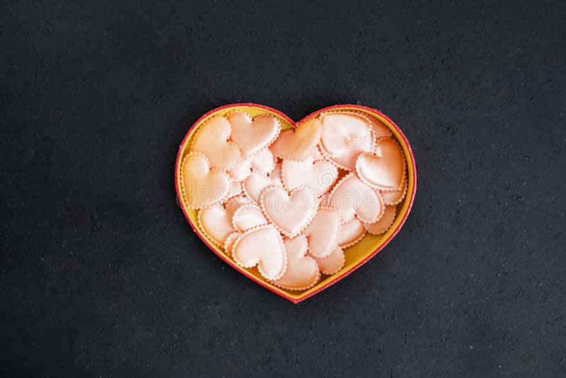 Flachlayout der Knickknacken in der Valentinbox lizenzfreies stockbild