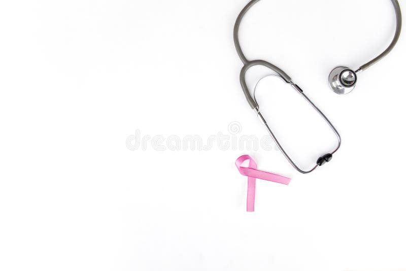 Flachlayout eines rosa Farbbänder neben einem Stethoskoskop stockfoto