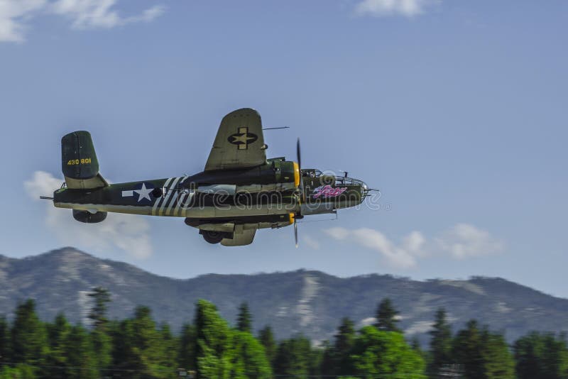 Flachpass makink B25 Warbird über Big Bear Stadt, Kalifornien lizenzfreies stockfoto Flachpass makink B25 Warbird über Big Bear Stadt, Kalifornien lizenzfreies stockfoto