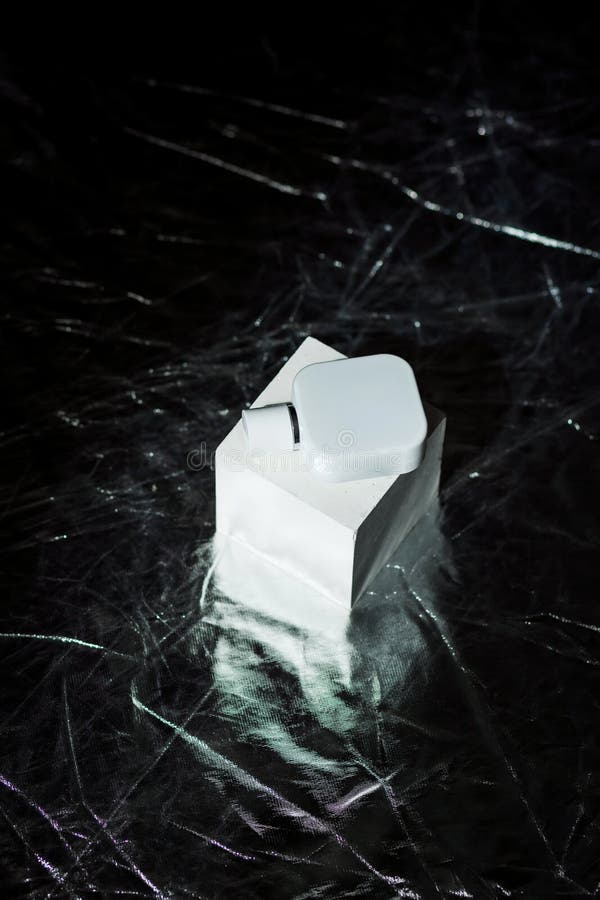 Flacon blanc parfum sur cube image stock