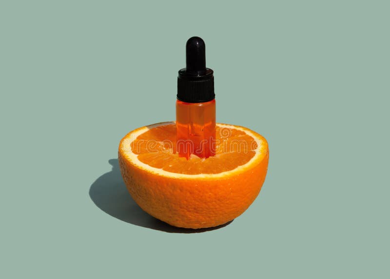 Flacon compte-gouttes cosmétique en verre à l'huile d'orange ou au sérum aux fruits orange mi-mûrs. soin de la peau avec vitamine