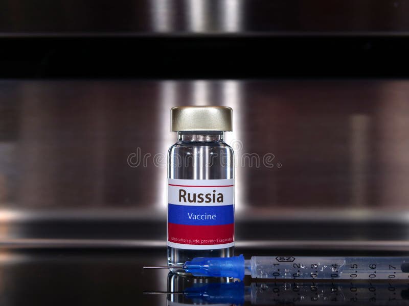 Flacon contenant le vaccin covid19 avec une étiquette sur le drapeau de la Russie