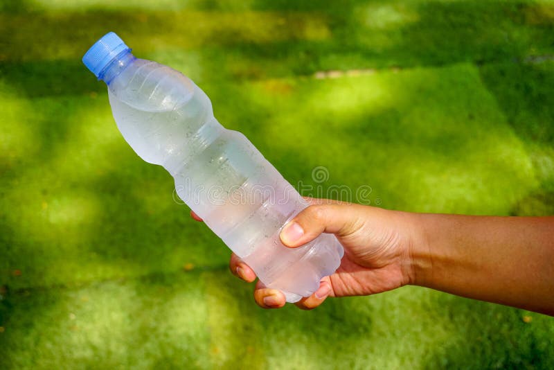 Flacon din plastic cu mâner. apă dulce în flacon. royalty free stock photos