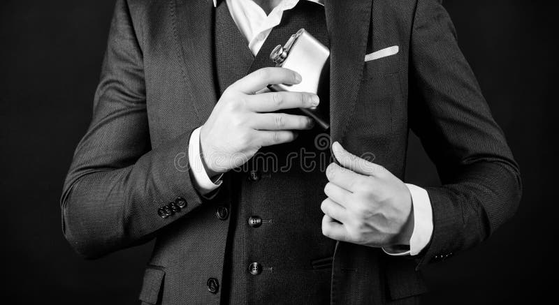 Flacon en m?tal de peau de type dans la poche Concept de boissons d'alcool Ayez la boisson d'alcool avec vous Toujours avec moi B image stock Flacon en m?tal de peau de type dans la poche Concept de boissons d'alcool Ayez la boisson d'alcool avec vous Toujours avec moi B image stock