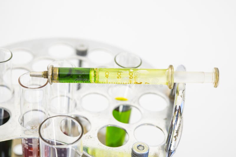 Flacons avec les liquides multicolores photographie stock