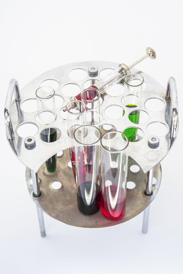 Flacons avec les liquides multicolores images stock