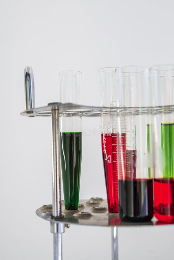 Flacons avec les liquides multicolores photos stock