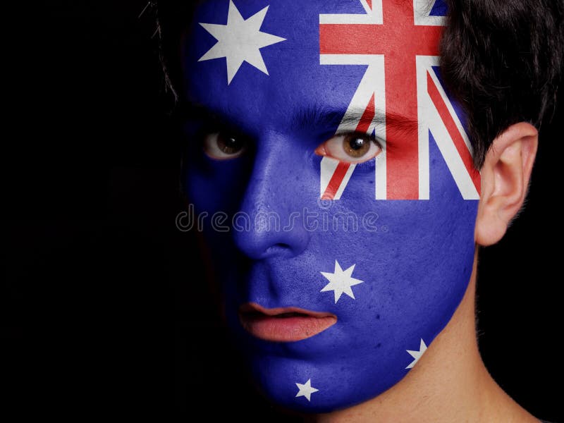 Bandera de pintado sobre el de joven hombre.