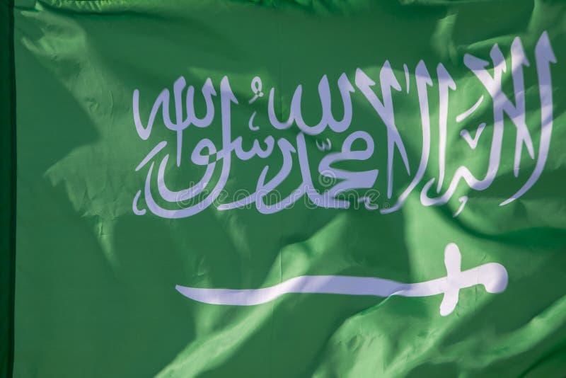 Саудовская аравия перевод. Флаг Саудовской Аравии фото. Что написано на флаге Саудовской Аравии. Флаг Саудовской Аравии перевод. Флаг Саудовской Аравии что написано на флаге.