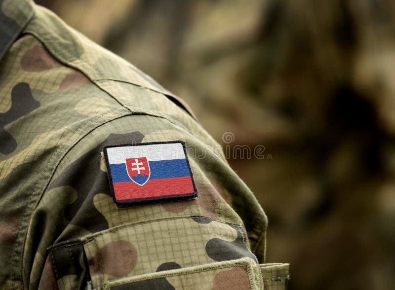 Slovenská vlajka na vojenské uniformě. Armáda, ozbrojené síly, vojáci. Koláž