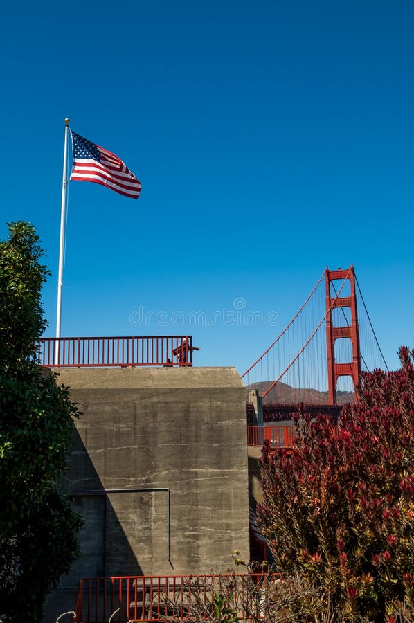 FLAGA AMERYKAŃSKIEJ latanie w wiatrze z Golden Gate Bridge ja San Fransisco, KALIFORNIA, WRZESIEŃ 8 i jaskrawy niebieskie niebo - obrazy stock FLAGA AMERYKAŃSKIEJ latanie w wiatrze z Golden Gate Bridge ja San Fransisco, KALIFORNIA, WRZESIEŃ 8 i jaskrawy niebieskie niebo - obrazy stock