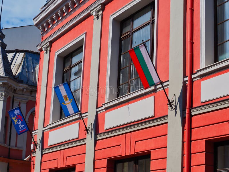 Flaga Bułgarii w budynku Historic Plovdiv, Bułgaria zdjęcie stock Flaga Bułgarii w budynku Historic Plovdiv, Bułgaria zdjęcie stock