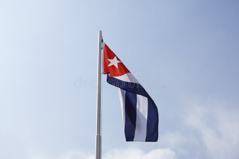 Flaga państowowa Kuba na flagpole zdjęcie stock Flaga państowowa Kuba na flagpole zdjęcie stock