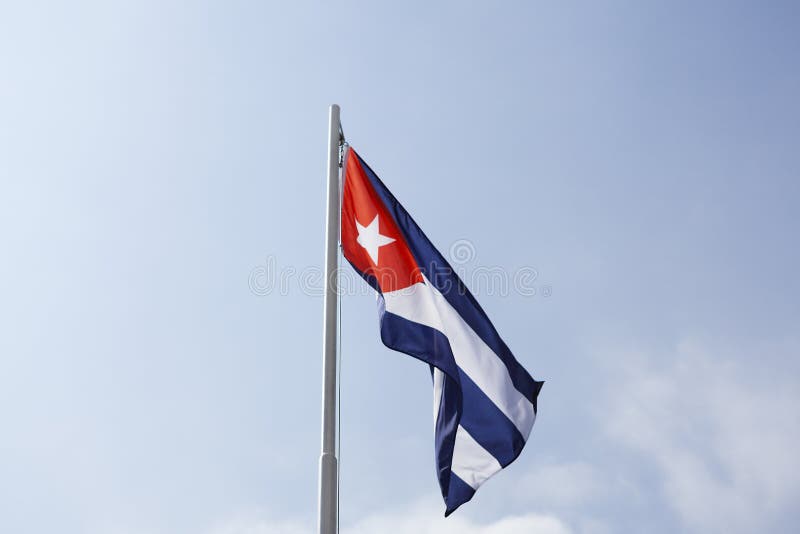 Flaga państowowa Kuba na flagpole zdjęcie stock Flaga państowowa Kuba na flagpole zdjęcie stock