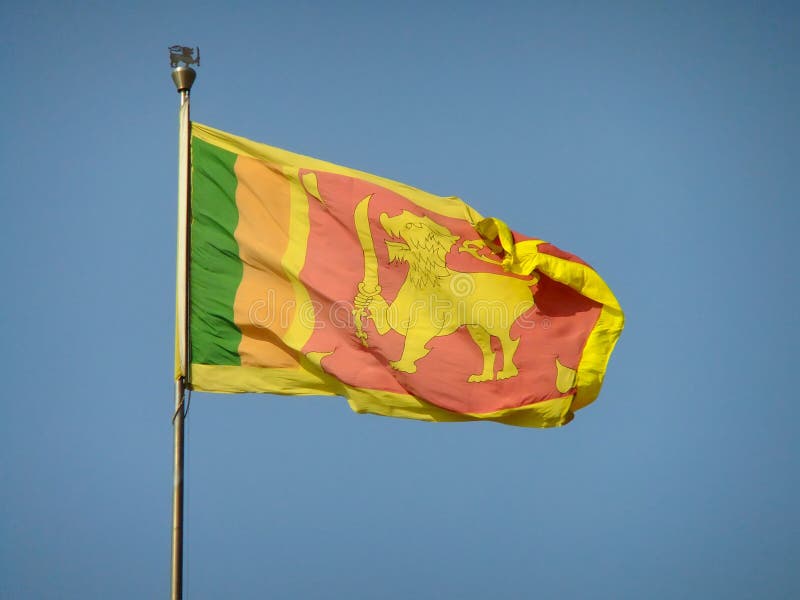 Flaga Sri Lanka przeciw niebieskiemu niebu zdjęcia royalty free Flaga Sri Lanka przeciw niebieskiemu niebu zdjęcia royalty free
