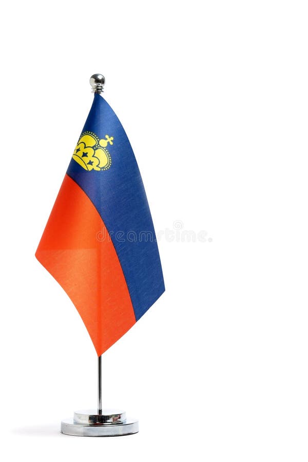 Flaga stołowa liechtenstein na metalowym flagopolu wyróżnionym na białym tle. obrazy stock