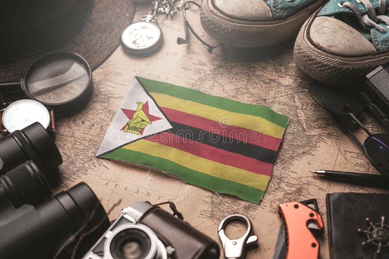 Flaga Zimbabwe między akcesoriami podróżnika na mapie Stary Vintage Koncepcja turystyczna obraz stock