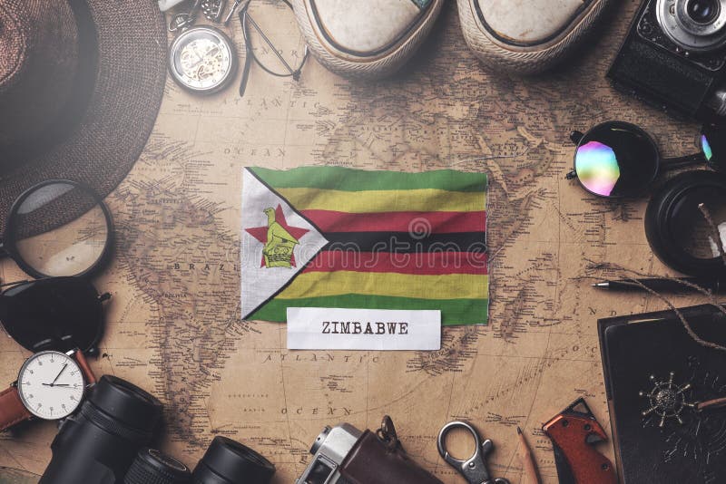 Flaga Zimbabwe między akcesoriami podróżnika na mapie Stary Vintage Strzał narzutowy zdjęcie royalty free