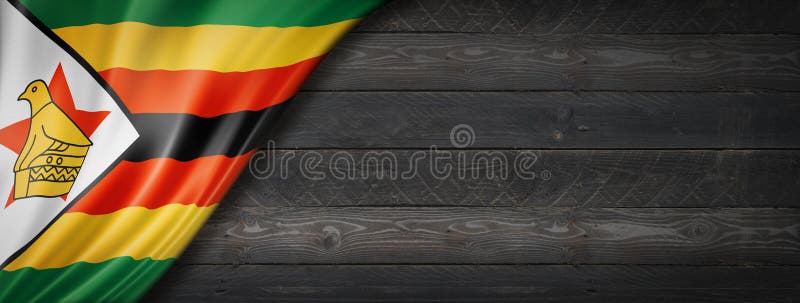 Flaga zimbabwe na czarnym drewnianym transparencie fotografia royalty free