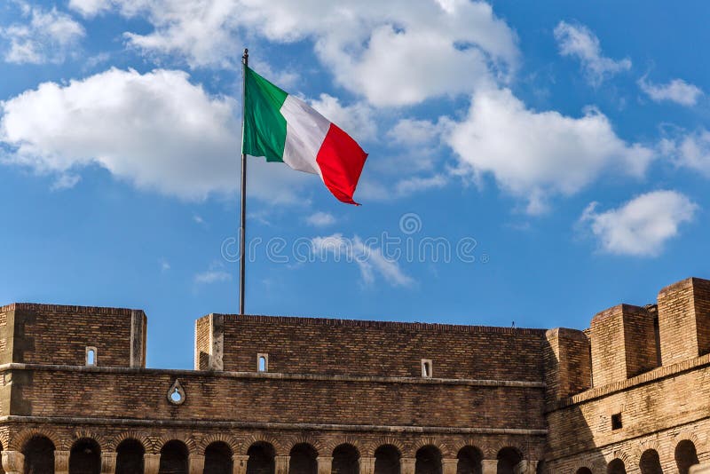 Flagga av Italien på slotten arkivfoto Flagga av Italien på slotten arkivfoto