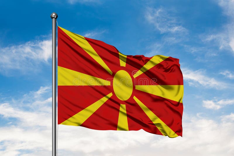 Flagga av Makedonien som vinkar i vinden mot vit molnig blå himmel Macedonianen sjunker arkivfoton Flagga av Makedonien som vinkar i vinden mot vit molnig blå himmel Macedonianen sjunker arkivfoton