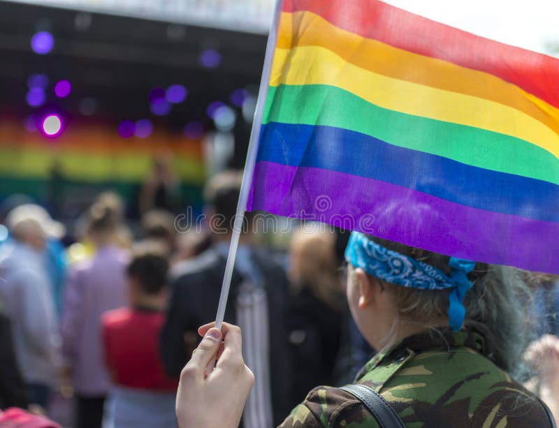 Flagga för regnbåge för Doncaster stolthet19 Augusti 2017 LGBT festival på ett conc royaltyfria foton Flagga för regnbåge för Doncaster stolthet19 Augusti 2017 LGBT festival på ett conc royaltyfria foton