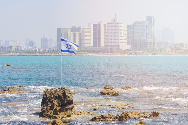 Flaggan av Israel mot bakgrunden av moderna Tel Aviv, th royaltyfri foto Flaggan av Israel mot bakgrunden av moderna Tel Aviv, th royaltyfri foto