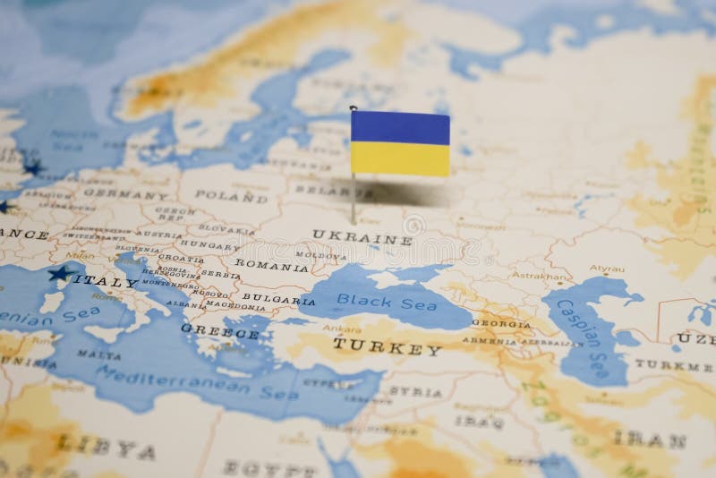 Flaggan av Ukraina i världskartan royaltyfri fotografi Flaggan av Ukraina i världskartan royaltyfri fotografi