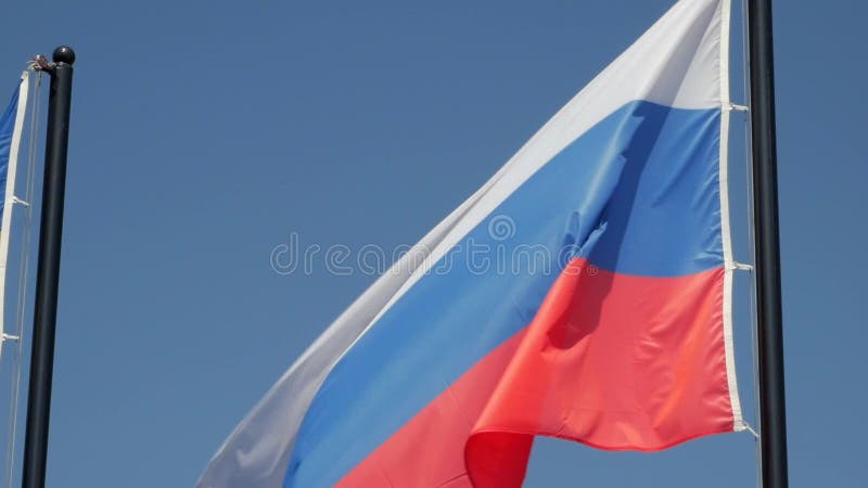 Flagge der Russischen Föderation gegen blauen Himmel