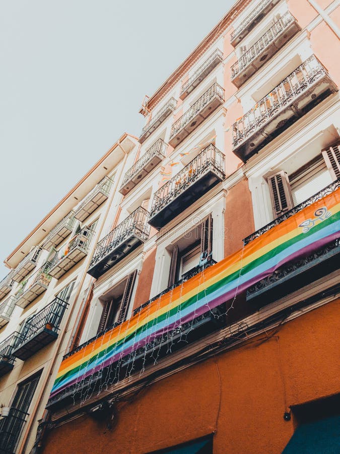 Flagge des Regenbogens LGBT gegen blauen Himmel in Madrid-Stadt am Sommer lizenzfreies stockfoto Flagge des Regenbogens LGBT gegen blauen Himmel in Madrid-Stadt am Sommer lizenzfreies stockfoto