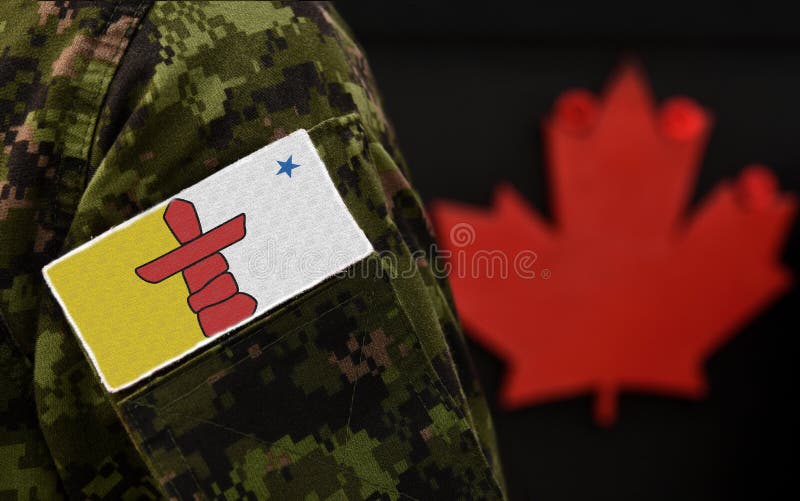 Flagge von Nunavut auf der militärischen Uniform und dem roten Ahornblatt auf dem Hintergrund Flagge des kanadischen Hoheitsgebie stockbild Flagge von Nunavut auf der militärischen Uniform und dem roten Ahornblatt auf dem Hintergrund Flagge des kanadischen Hoheitsgebie stockbild