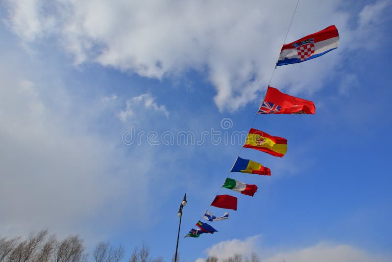 Flaggen von den verschiedenen L?ndern, die im Wind flattern stockfotos Flaggen von den verschiedenen L?ndern, die im Wind flattern stockfotos