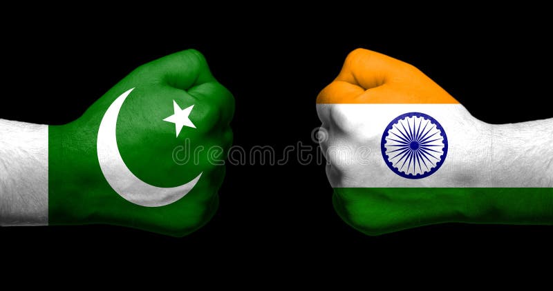 Flaggen von Indien und von Pakistan gemalt auf dem Gegenüberstellen zwei geballter Fäuste