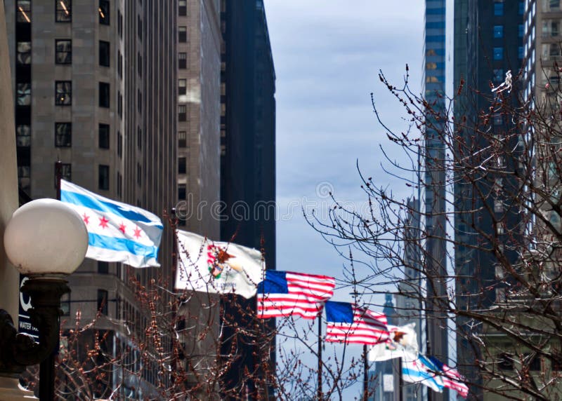 Flaggen von USA, von Illinois und von Chicago fliegen an einem windigen Tag entlang Michigan-Alleen-Brücke im Winter stockfotografie Flaggen von USA, von Illinois und von Chicago fliegen an einem windigen Tag entlang Michigan-Alleen-Brücke im Winter stockfotografie