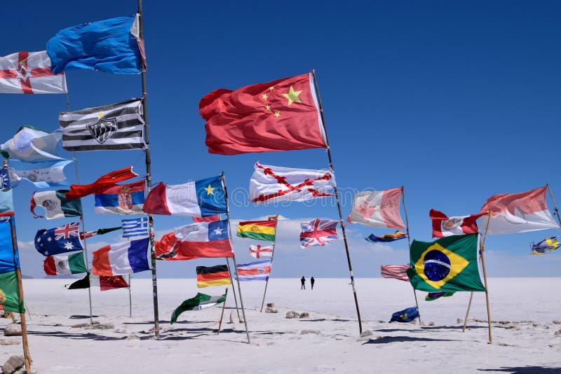Flaggen von verschiedenen Nationen in Salar de Uyuni, Bolivien stockfoto Flaggen von verschiedenen Nationen in Salar de Uyuni, Bolivien stockfoto