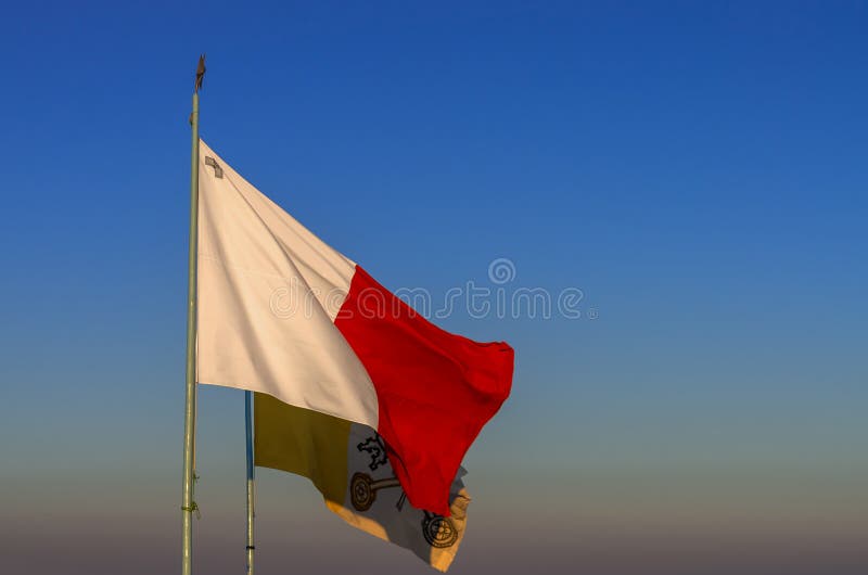 Flaggor av Malta och Vaticanen royaltyfri foto Flaggor av Malta och Vaticanen royaltyfri foto