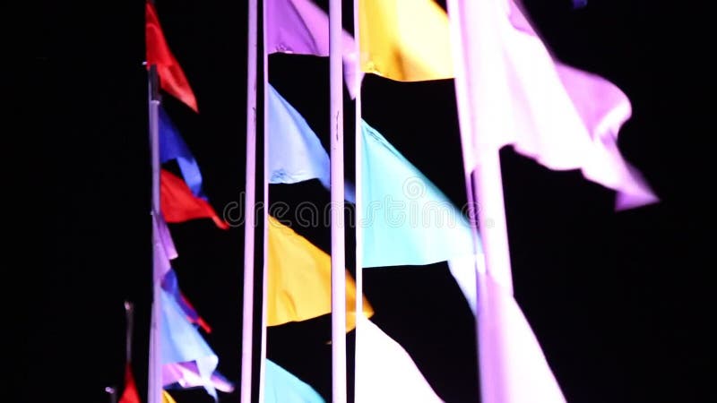 Flaggor som vinkar i vindnatten