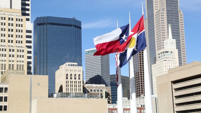 Flaggor som vinkar på i stadens centrum Dallas