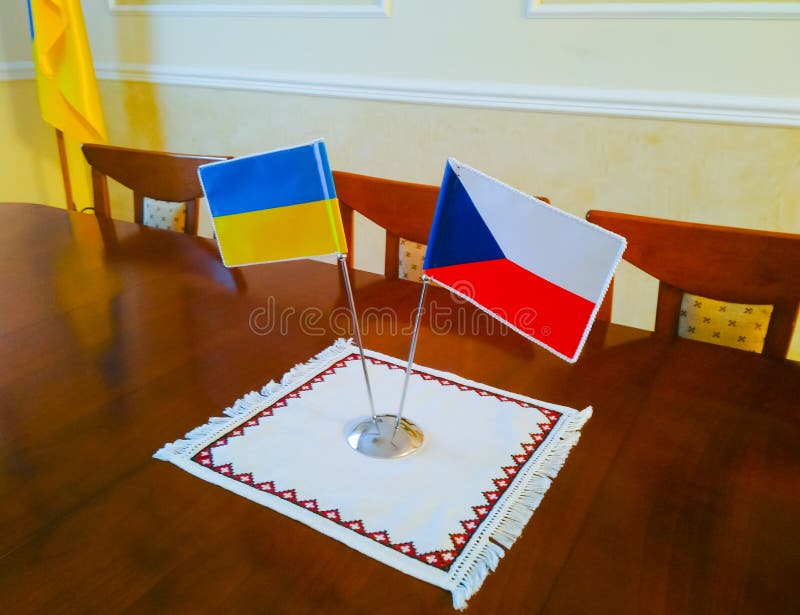 Flagi Ukraina i republika czech na stole fotografia stock Flagi Ukraina i republika czech na stole fotografia stock
