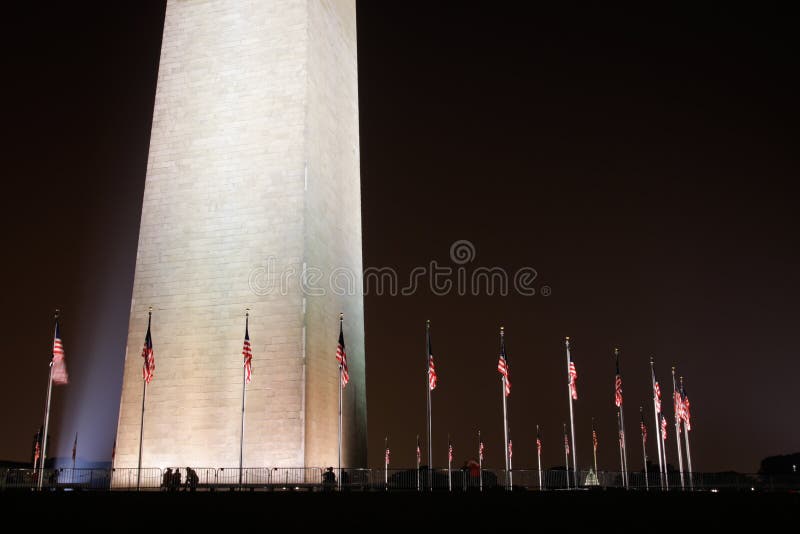 Monumento a Americano banderas por la noche, se ilumina de acuerdo a nuestro consejo, en,.