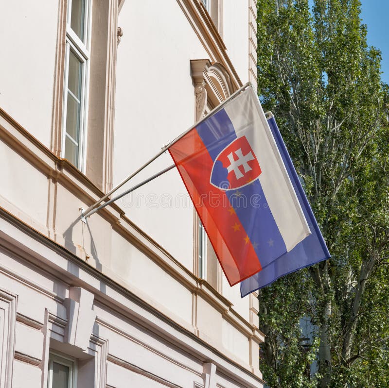 Vlajky Slovenska a Európskej únie v Bratislave.