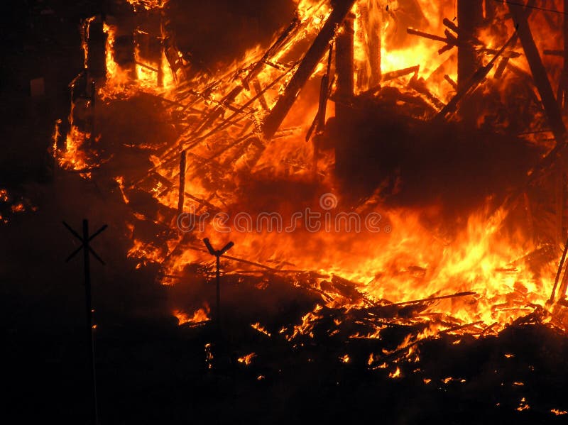 Flamas grandes no quadrado imagem de stock Flamas grandes no quadrado imagem de stock