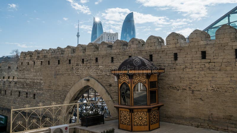 Flamee las torres vistas de las paredes de la ciudad vieja de Baku, Azerbaijan imagen de archivo libre de regalías Flamee las torres vistas de las paredes de la ciudad vieja de Baku, Azerbaijan imagen de archivo libre de regalías
