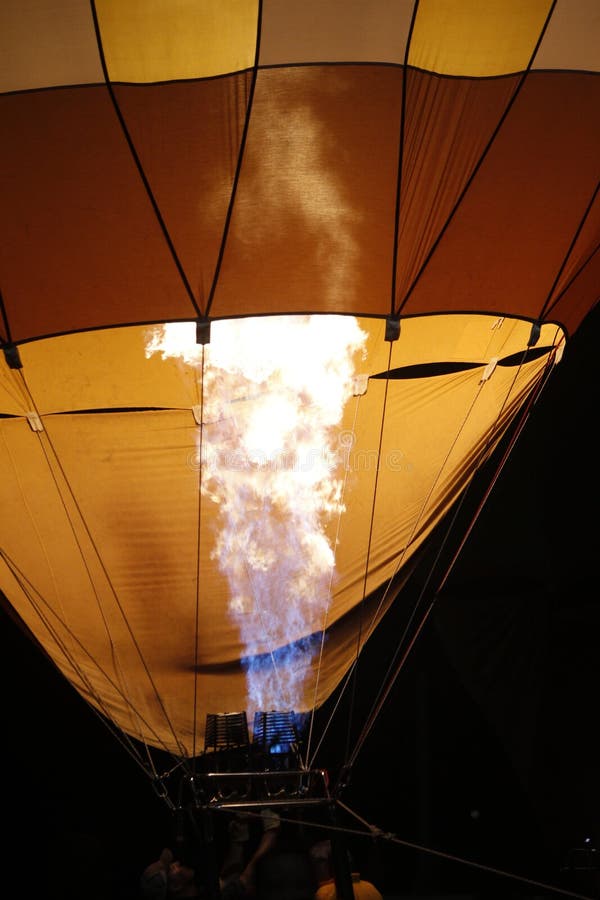 Fiamme preparazione di un aerostato di aria calda per il decollo.